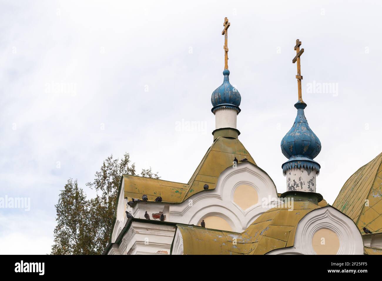 Domes of the Church at the entrance of the Tikhvin Monastery of the Dormition of the Mother of God Stock Photo