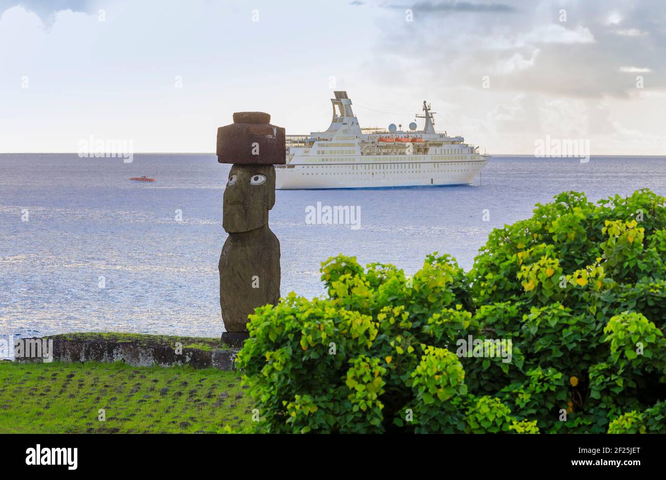 Ahu Ko Te Riku moai, back to the Pacific Ocean, a cruise liner behind, at Tahai, Hanga Roa, on the west coast of Easter Island (Rapa Nui), Chile Stock Photo