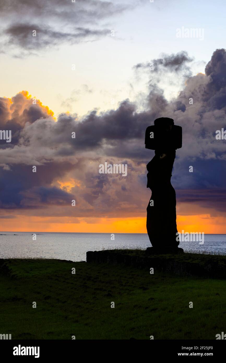 Ahu Ko Te Riku Moai with its back to the Pacific Ocean coast at Tahai, Hanga Roa, on the west coast of Easter Island (Rapa Nui), Chile at sunset Stock Photo
