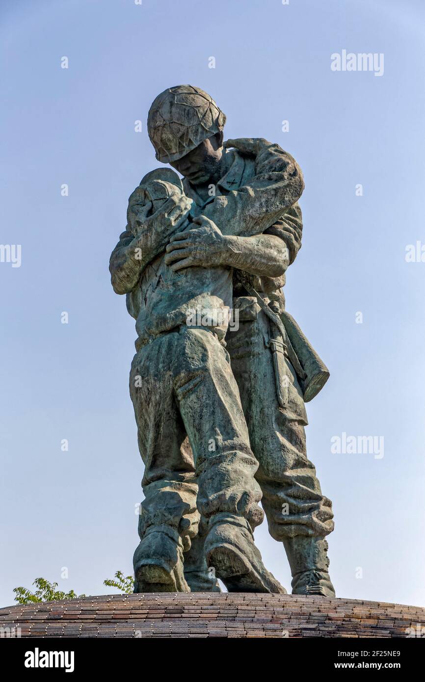 Seoul, South Korea. 27th May, 2017. The Statue of Brothers portrays two brothers meeting in a battlefield. Stock Photo