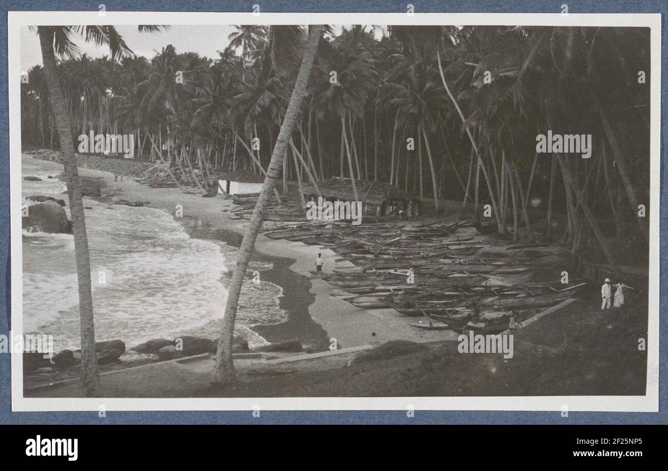 Palmenstrand bij Mount Lavinia (Colombo) op Ceylon met boten en branding.Part of travel album with photographs of activity and sights on Sumatra and Java and from the trip to and from the Dutch East Indies. Stock Photo