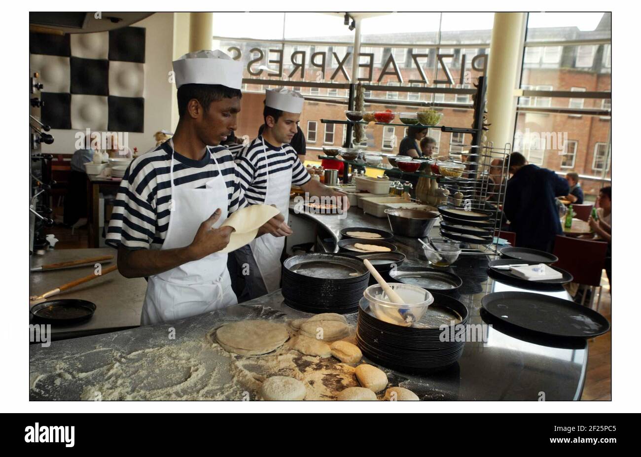 Pizza Express in Kingston upon Thamespic David Sandison 3/5/2004 Stock