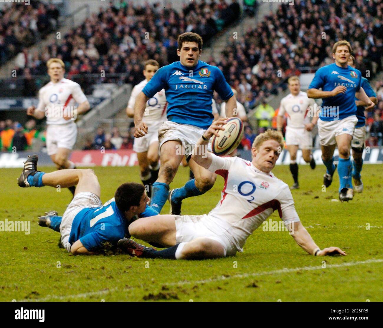 SIX NATIONS ENGLAND V ITALY IAIN BALSHAW ABOUT TO SCORE HIS TRY 12/3/3005  PICTURE DAVID ASHDOWN RUGBY ENGLAND Stock Photo
