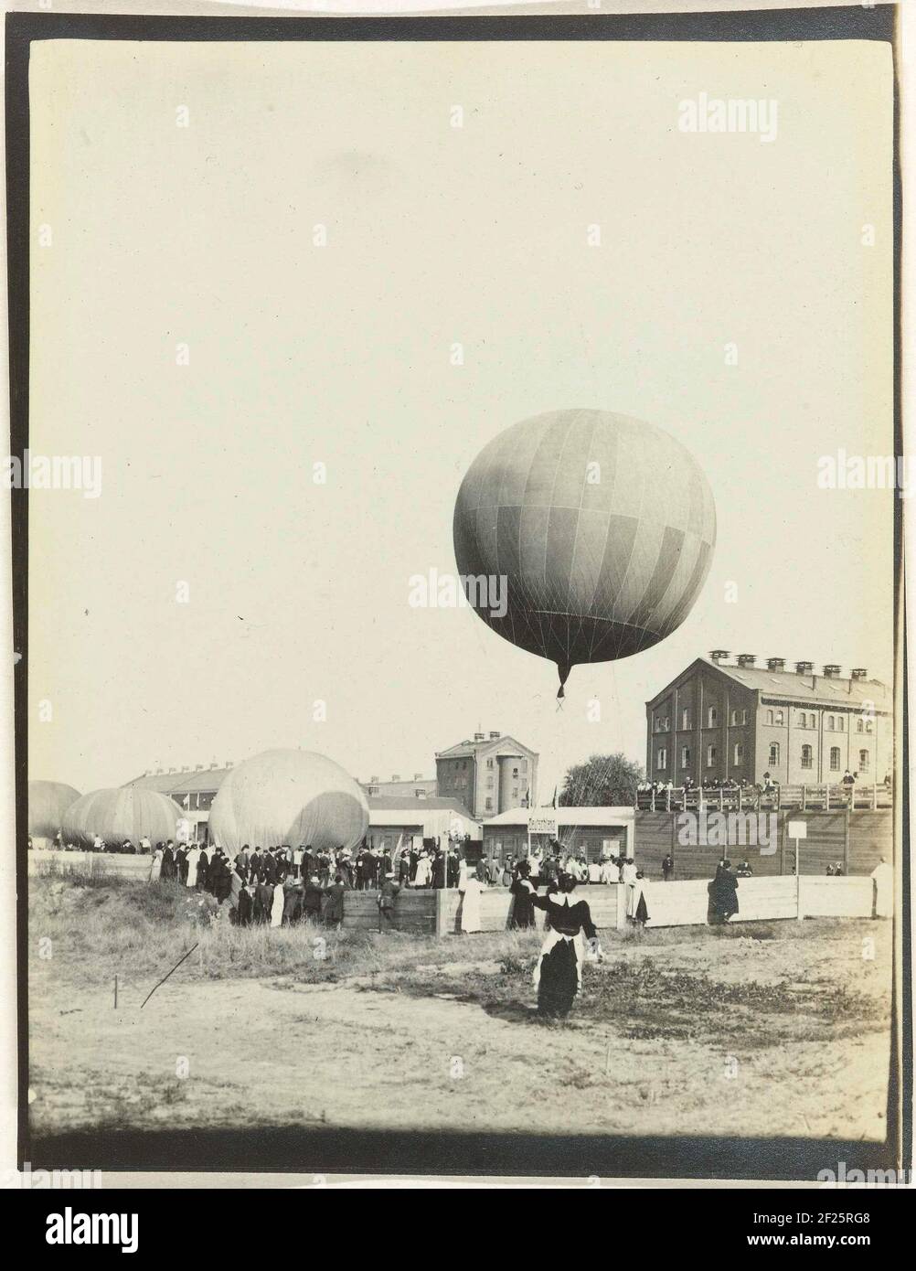 De derde Gordon balloon race.Three half inflated balloons on