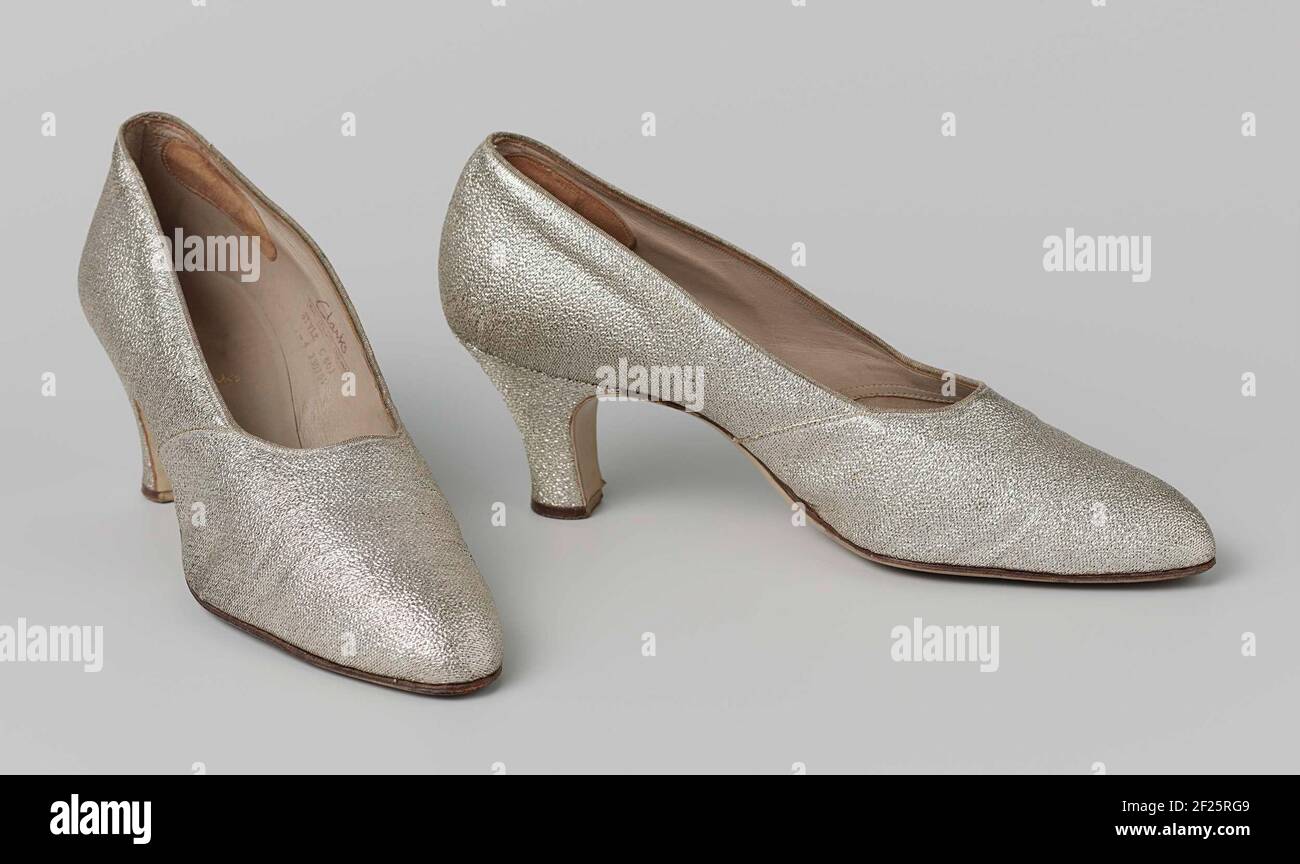 gevolgtrekking Dood in de wereld vruchten Avondschoen van zilverbrokaat.Right evening shoe from silver brocade. Pump  with rounded, pointed nose and pretty high and thick heel. The heels are  covered, with hollow front and a horseshoe-shaped sole. Brocators upper