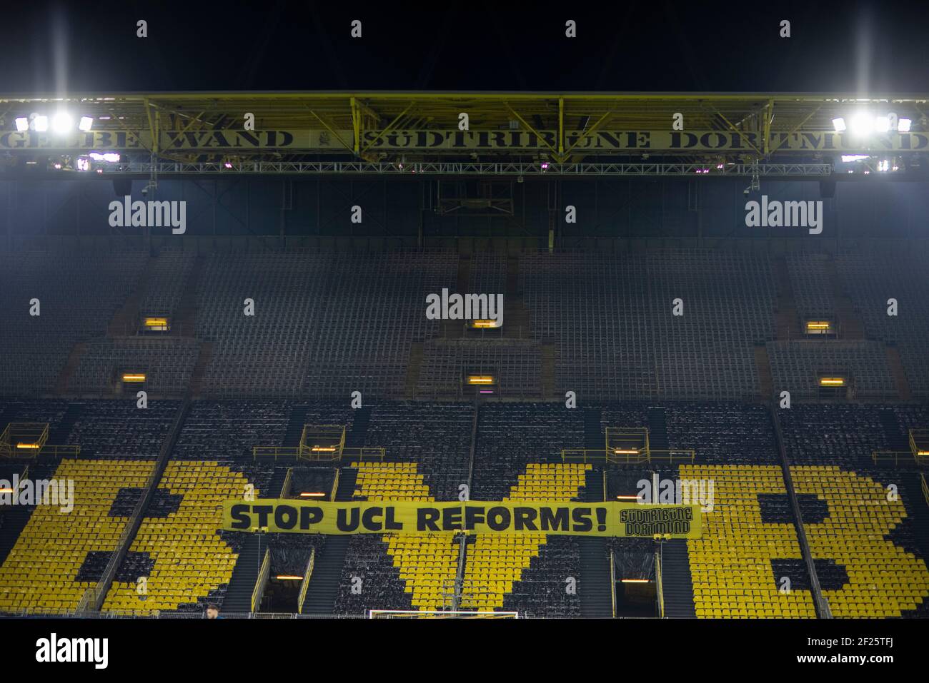 BVB Fans zeigen ihren Unmut über die geplanten Champions League Reformen Borussia Dortmund - FC Sevilla 09.03.2021, Fussball, Training; 1. Bundesliga, Stock Photo