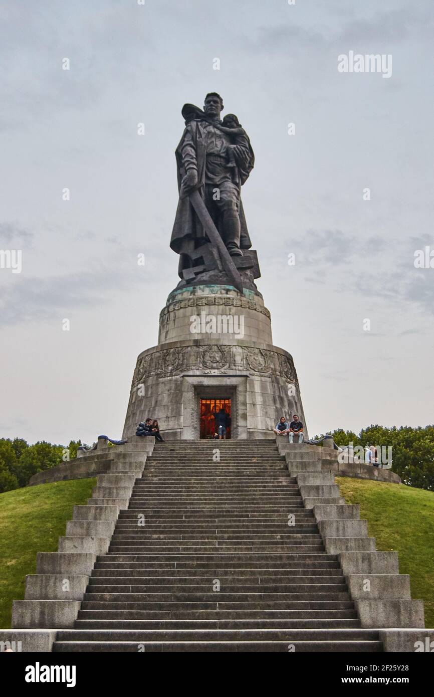 Soviet war memorial statue at Treptow Park in Berlin Stock Photo - Alamy