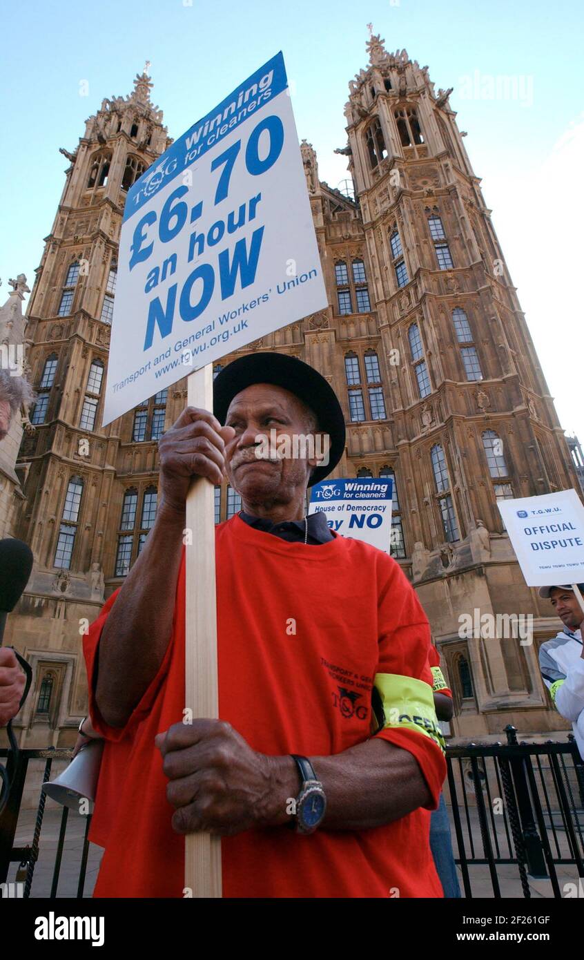 CLEANERS IN THE HOUSE OF COMMONS MAN A PICKIT LINE AT ST STEPHENS ENTRANCE.20/7/05 TOM PILSTON Stock Photo