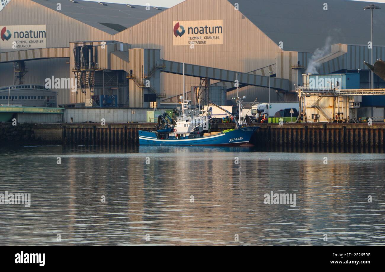 unloading-fish-on-wharf-hi-res-stock-photography-and-images-alamy