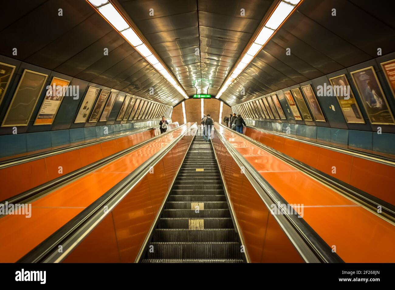 Saratovdagi veb-saytda jinsiy aloqa izlayotgan yigitlar Video ari jinsiy olatni chaqadi