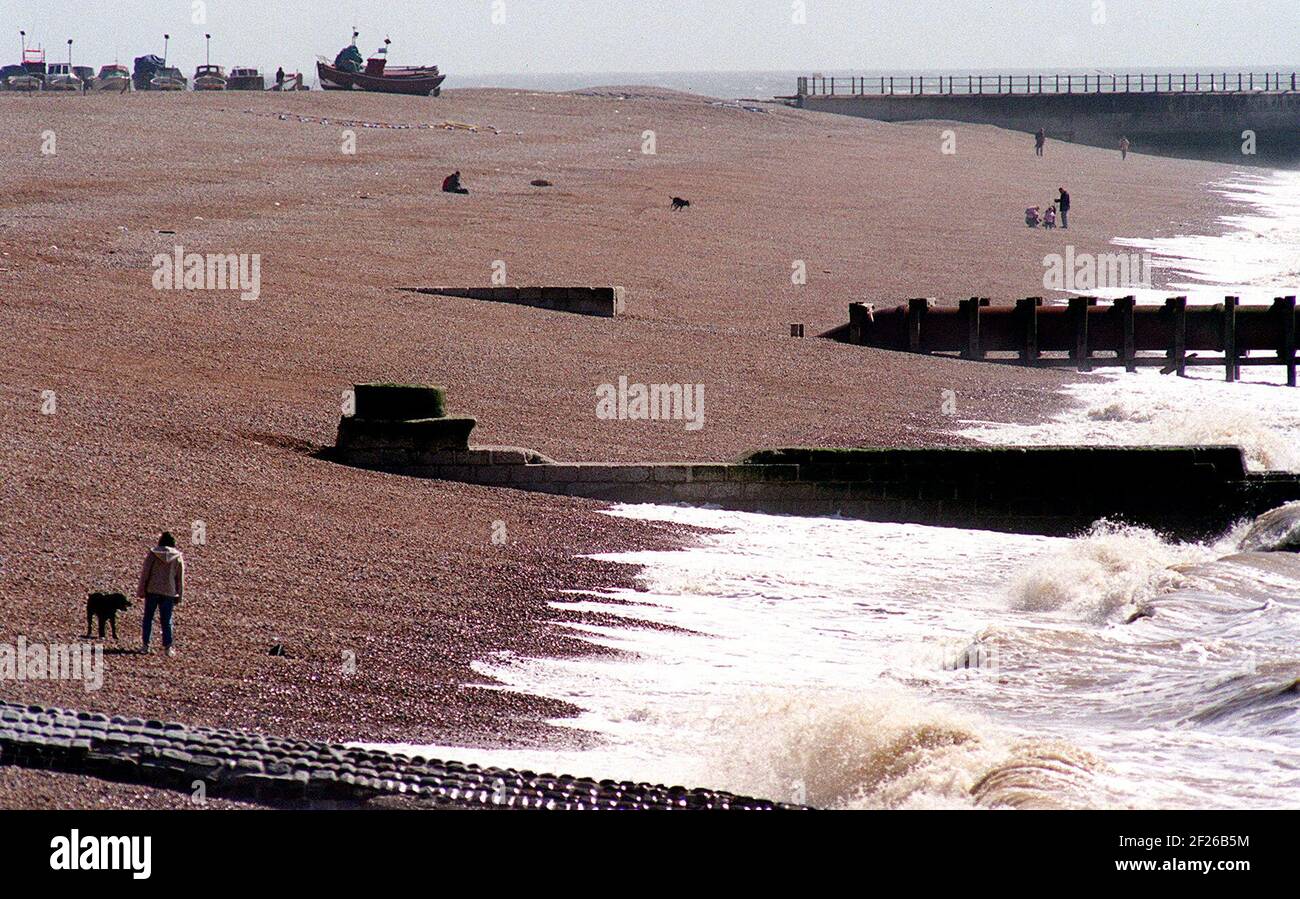 THE BEACH AT HASTINGS, LOOKING TOWARDS THE OLD TOWN HARBOUR Stock Photo