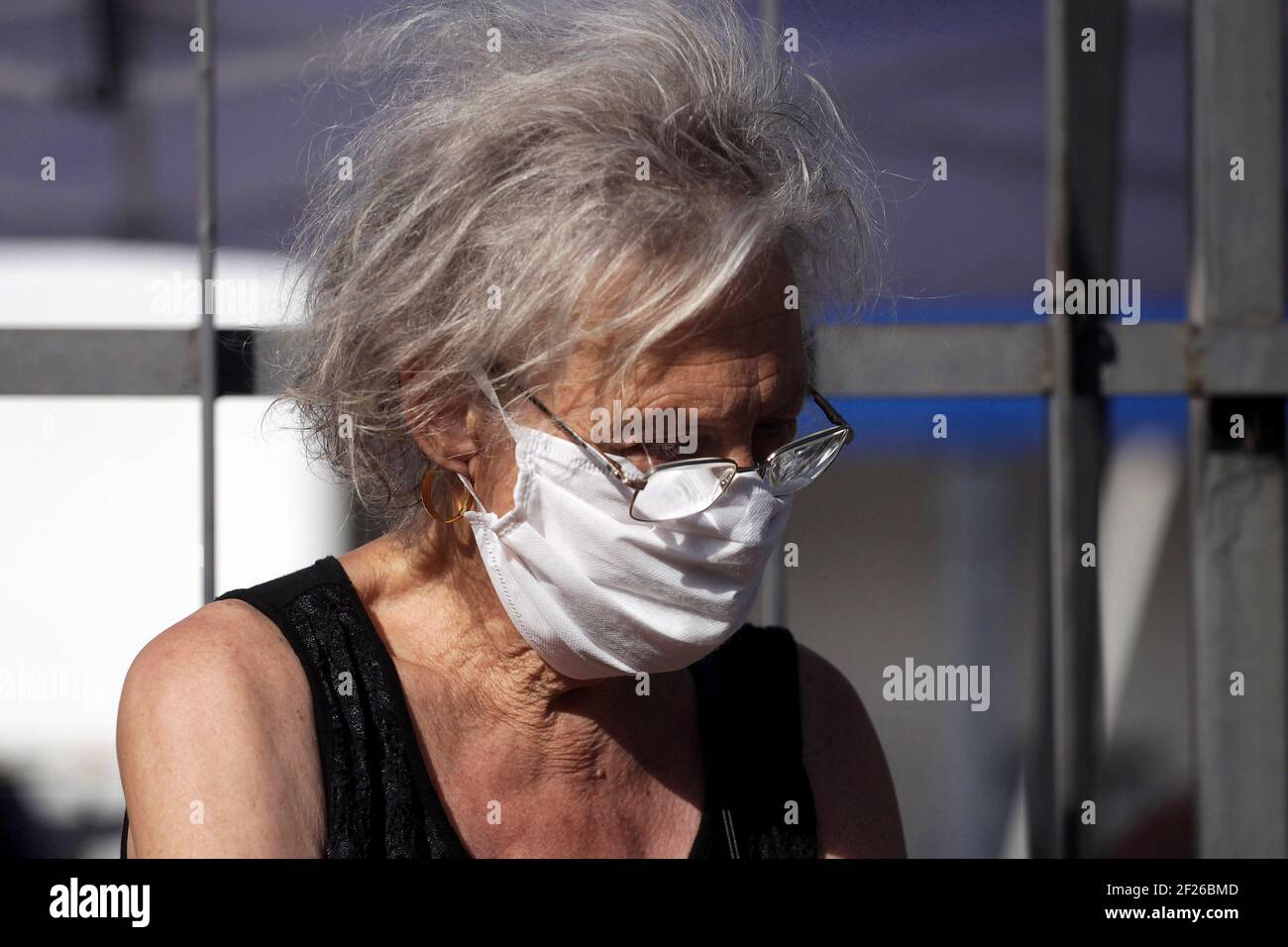 Elderly women wearing facemasks hi-res stock photography and images - Alamy
