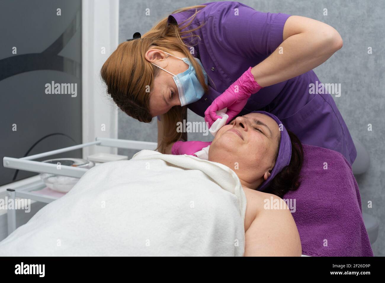 Peeling skin woman 50 hi-res stock photography and images - Alamy