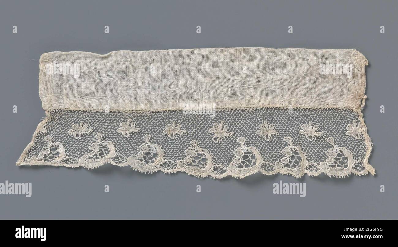 Manchet van katoen met kloskant en c-vormig motief.Cuttle of cotton with a strip of natural colosside: Lille side. The repeating pattern consists of a C-shaped motif along the underside of the strip, wherein the open side is closed by a sloping line of four connected molds. The successive C-shaped motifs are connected at the bottom by a spindle-shaped field. On the center line a row is erratic shaped motifs. The motifs are connected by a fine grille, a tulet. The energy-saving fireworks is made in linen stroke, with thicker and shiny contour wires. Two types of ornamental grounds have been app Stock Photo