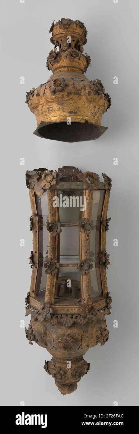 Bodem van lantaarn met wapens boven de ruiten.The bottom of the lantern, reverse equal to the roof (see BK-16969-A-1), but without the last articulation. The lamp is decorated with rosettes. From the collection of Dr. F. Mannheimer. Stock Photo