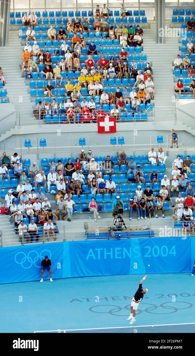 OLYMPIC GAMES IN ATHENS 2004. 16/8/2004 R.FEDERER V N.DAVYDEMKO AT THE TENNIS CENTRE PICTURE DAVID ASHDOWN.OLYMPIC GAMES ATHENS 2004 Stock Photo