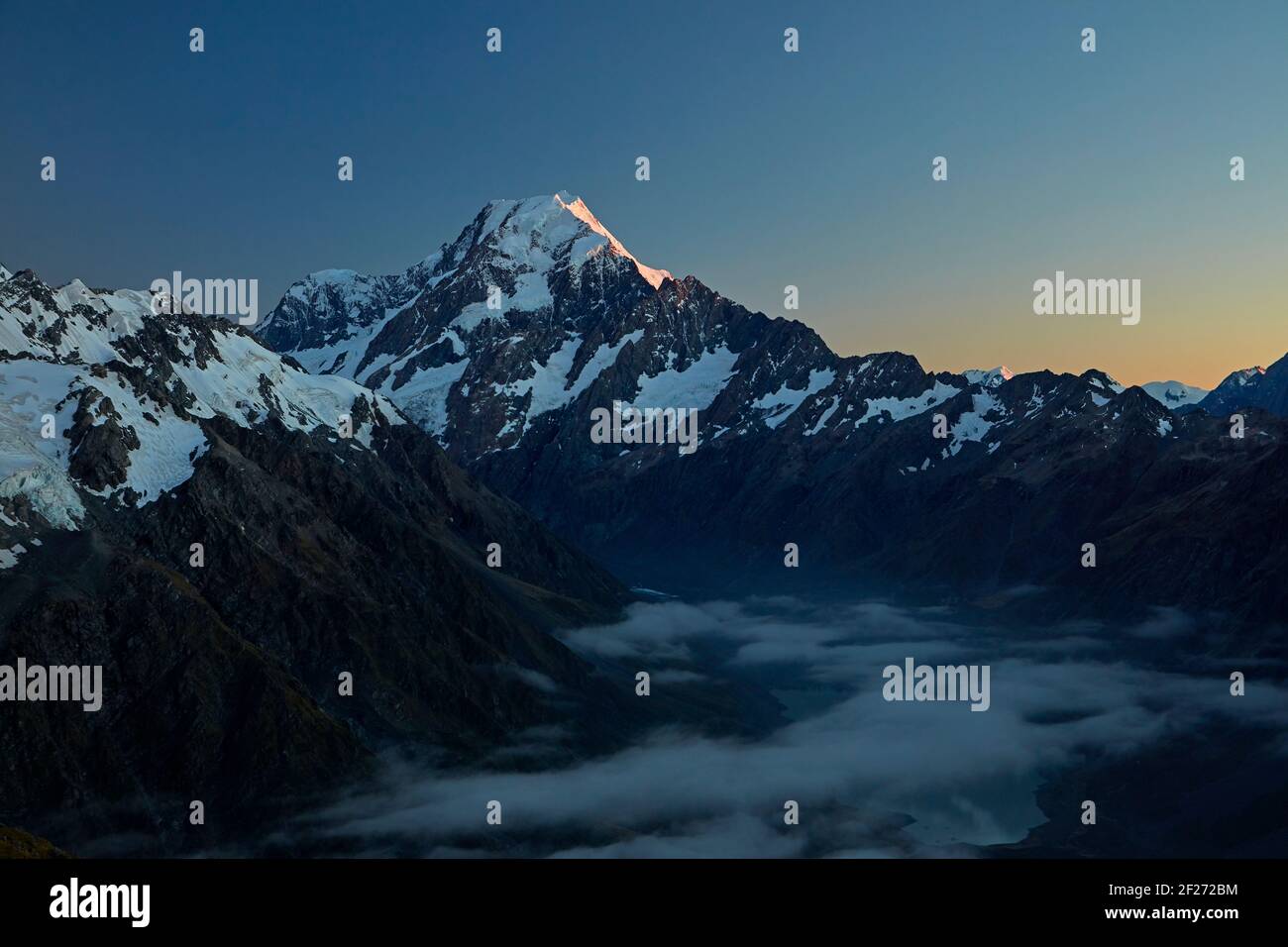 Alpenglow on aoraki mount cook hi-res stock photography and images - Alamy