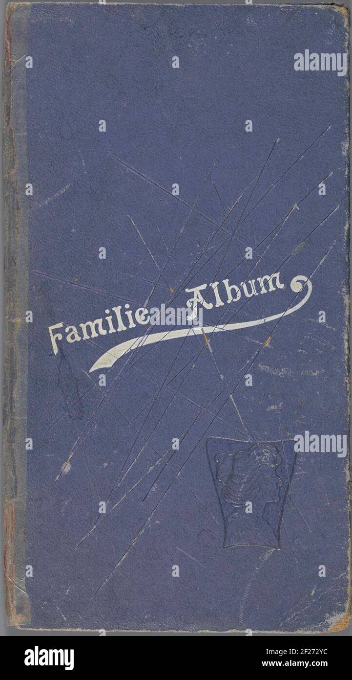 Album met automaatfoto's van een Nederlandse familie; Familie Album.Photo  album in blue folder, with 'family album' printed. The album contains  twelve blades in which a total of twelve photos have been inserted;