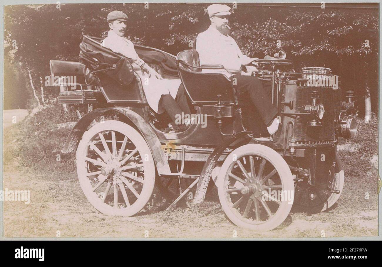 Twee mannen in een automobiel in Chantilly.Part of photo album from a French amateur photographer with recordings of trips in France, Spain, Belgium, Luxembourg and the Netherlands, the first automobiles and autoraces. Stock Photo