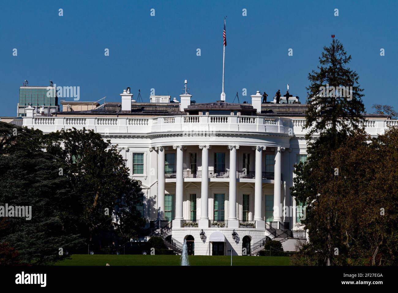 Washington DC, USA 11-06-2020: The South entrance and the diplomatic room of the White House, home of US presidents. Secret service agents are seen in Stock Photo