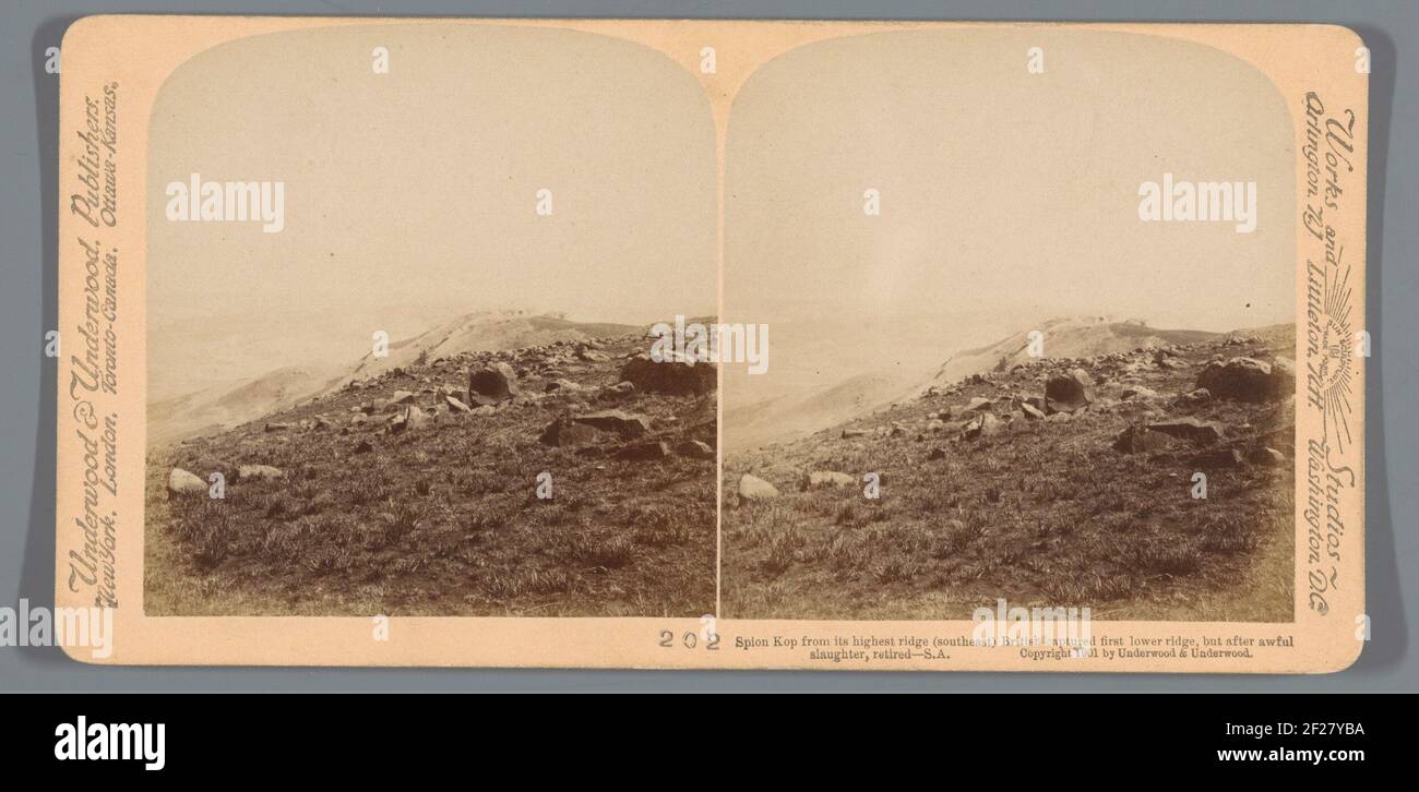 Gezicht op het hoogste punt van Spionkop in Natal; Spion Kop from its highest ridge (southeast), British captured first lower ridge, but after awful slaughter, retired - S.A... Stock Photo