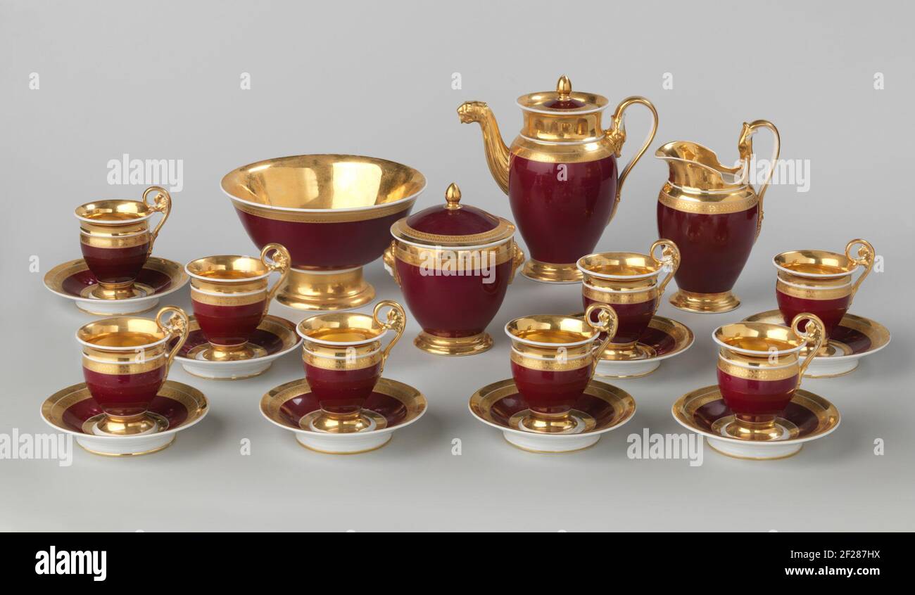 Coffee set with golden accents on purple red fond. Coffee set from porcelain consisting of a coffee pot, milk jug, sugar bowl, flush bowl and twelve cups and saucers. The bodies of the pieces have a purple red fond; The mouth and foot edges, ears and spouts are completely plated; With the flush bowl and the headers also a large part of the inside. The red fond is closed at all pieces at the top by a wide golden trim in which a leaf drink is engraved. Mounted with the exception of the headlines and saucers: ignition with C x 113. In addition, the sugar bowl still the letters SC above which a sl Stock Photo