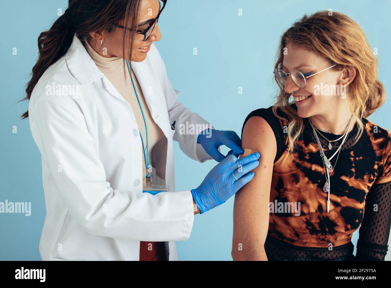 Doctor giving patient shot hi-res stock photography and images - Alamy