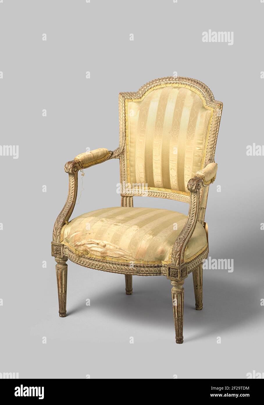 Armstoel, bekleed, van wit geschilderd beukenhout.Armchair, coated, painted  beech wood and resting on conical legs. Square houses with rosette. The  seat rules, armrests and struts and the sitting room have a stung
