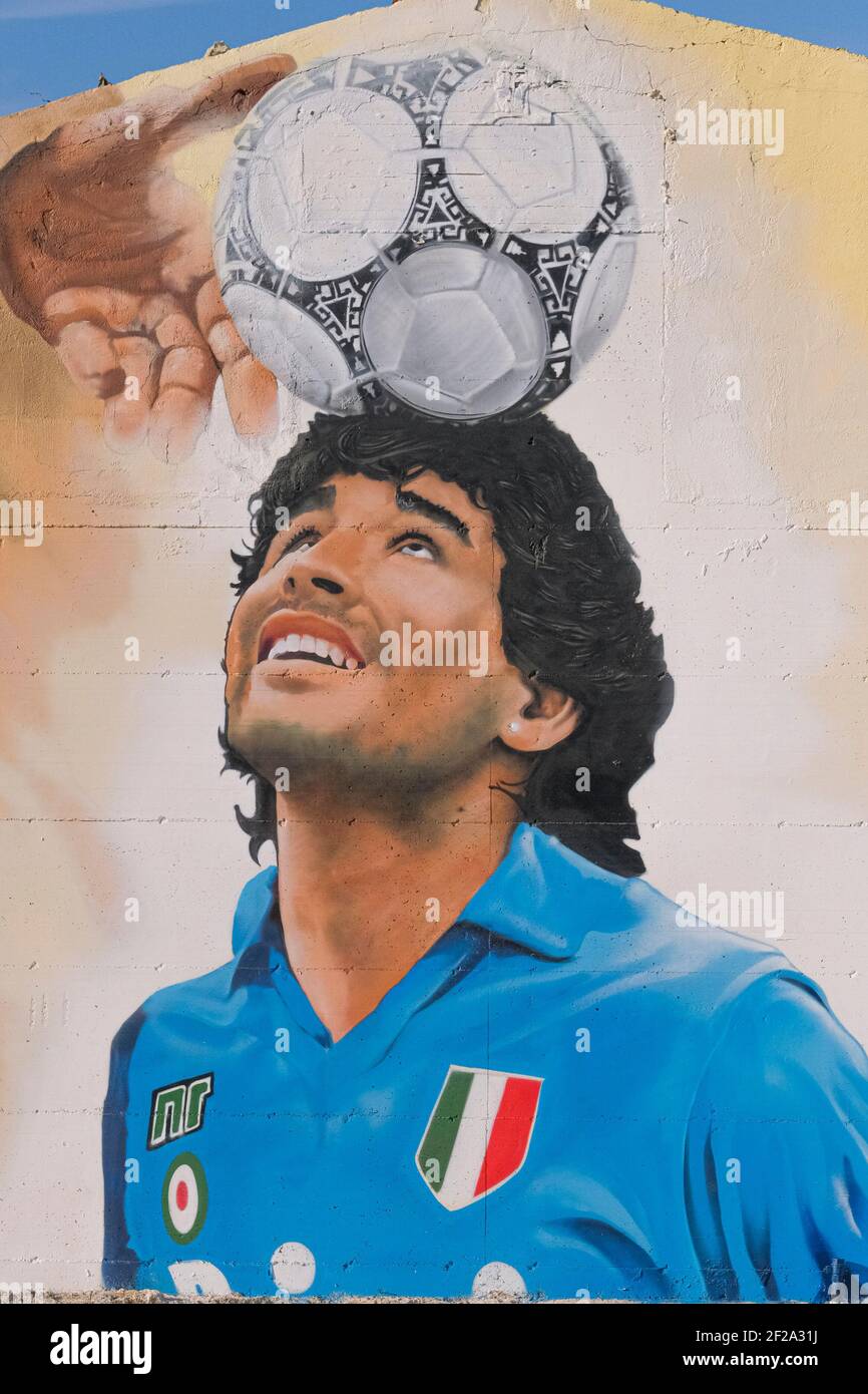 cansada monte Vesubio Recordar Diego Armando Maradona portrayed in the mural dedicated to him It is a  Maradona in the napoli jersey dribbling from the head with a hand standing  out at the top, definitely the