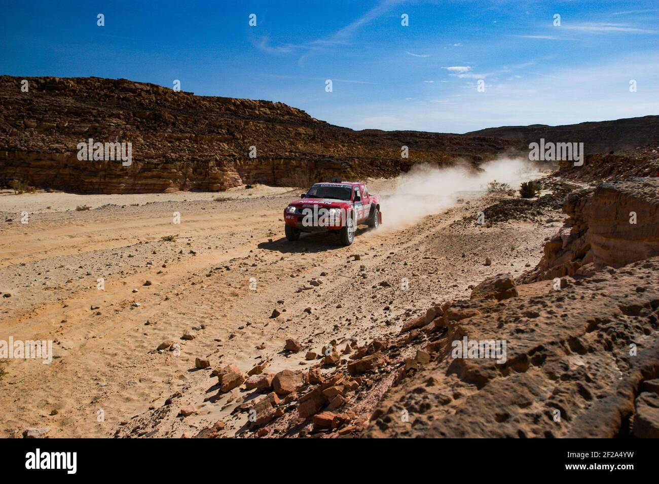 Cars on the Paris-Dakar race in the heat of the Egyptian desert Stock Photo