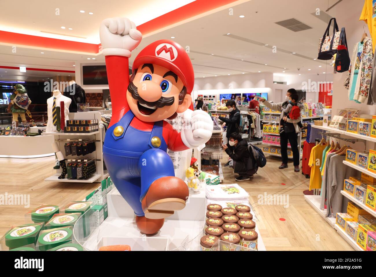 Nintendo store hi-res stock photography and images - Alamy