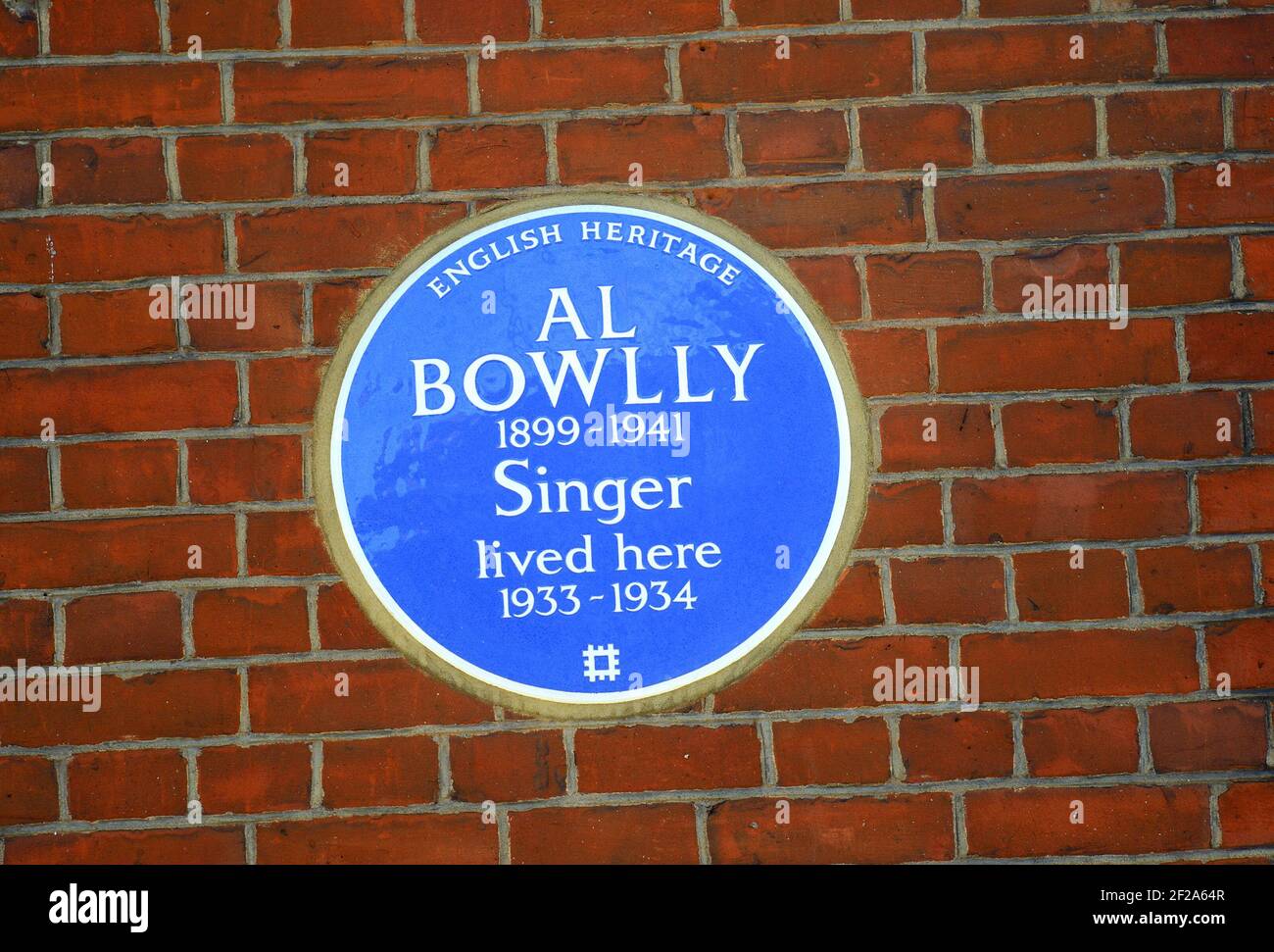 London, UK. Commemorative plaque: 'AL BOWLLY 1899-1941 Singer lived here 1933-1934' at Charing Cross Mansions, 26 Charing Cross Road, WC2H Stock Photo