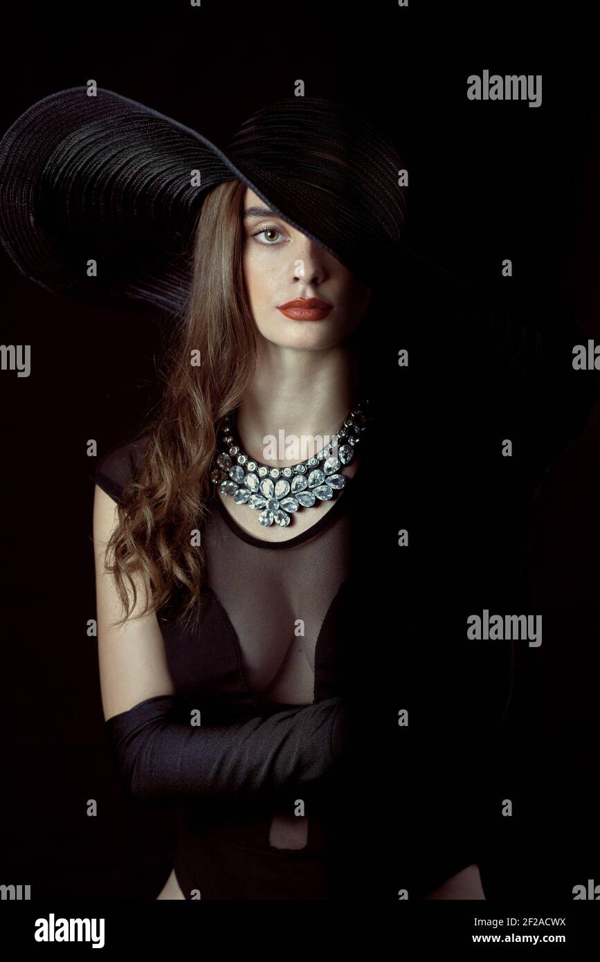 Woman big hat red lips elegant hi-res stock photography and images - Alamy
