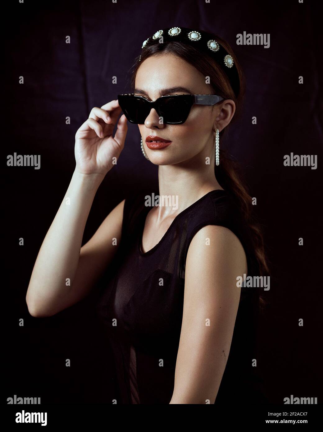 Woman big hat red lips elegant hi-res stock photography and images - Alamy