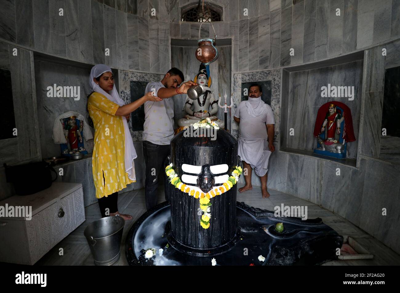 Shivling milk hires stock photography and images Alamy