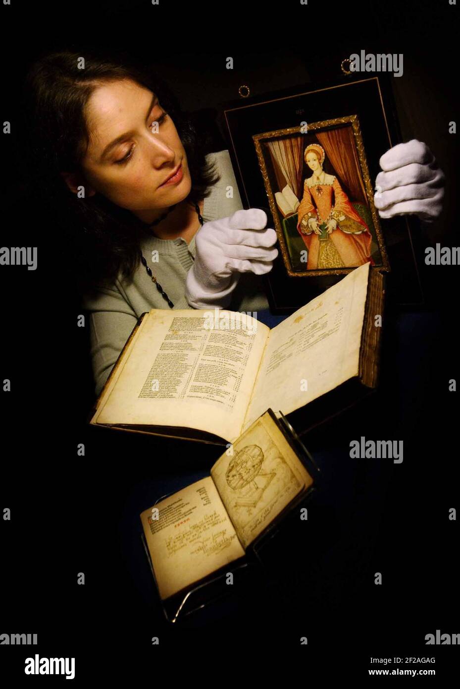 SUSAN OWEN,CURATOR AT THE ROYAL COLLECTION IN WINDSOR CASTLE PICTURED WITH A PORTRAIT OF ELIZABETH 1 AND BOOKS CONTAINING HER SIGNATURE AND POEMS, TO GO ON DISDLAY IN THE DRAWINGS GALLERY ATB THE CASTLE,TO MARK THE 400TH ANNIVERARY OF THE QUEENS DEATH. 4/2/03 PILSTON. Stock Photo