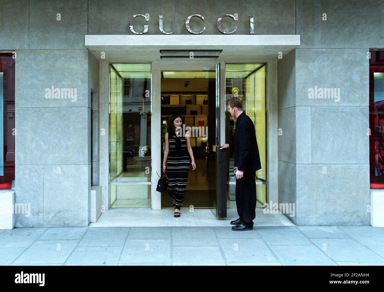 Shops Gucci. Door greeters at the gucci store July 1999 on slone street.  photograph by mark chilvers. 8/7/1999 Stock Photo - Alamy