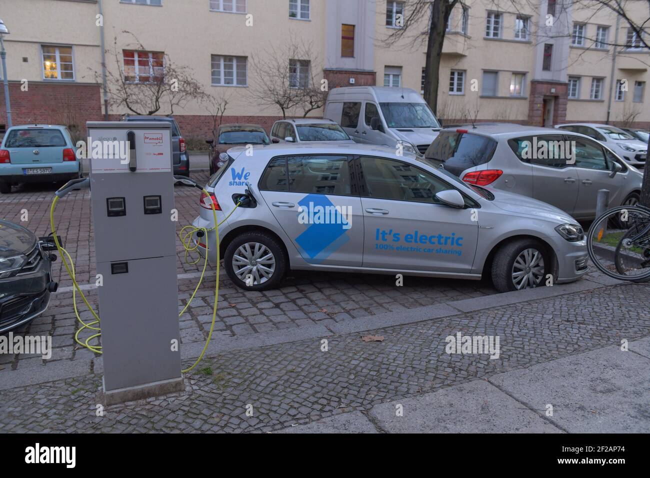 We share, E-Auto Ladestelle, Mainzer Straße, Wilmersdorf, Berlin, Deutschland Stock Photo