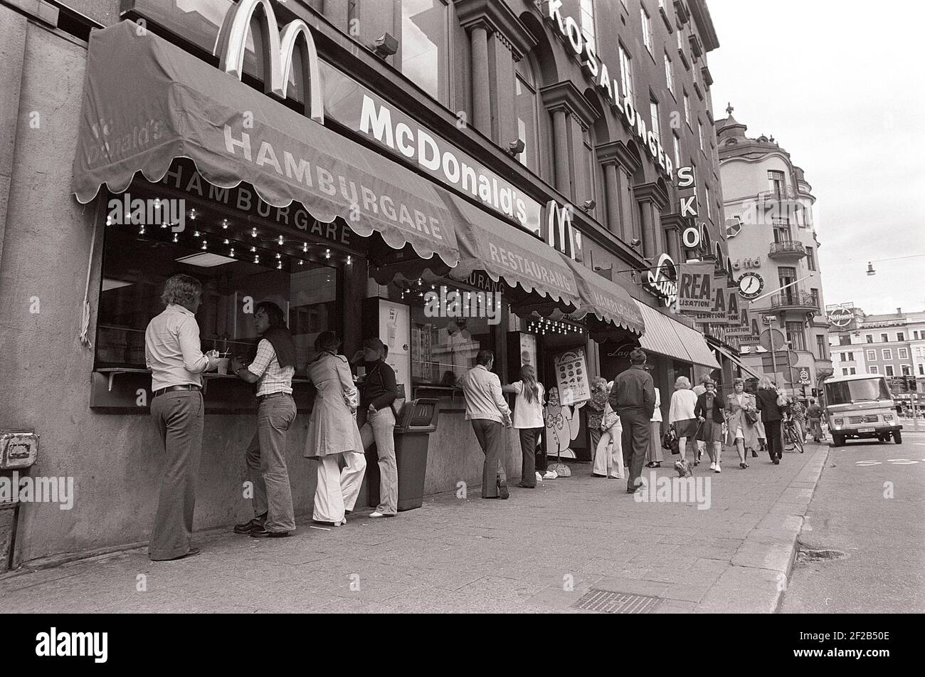 Fast food in the 1970s. Swedish businessman Paul Lederhausen obtains the swedish rights to fast-food chain McDonalds and on october 27 1973 opens the very first McDonalds restaurant i Sweden on Kungsgatan in Stockholm. ref 6382 Stock Photo