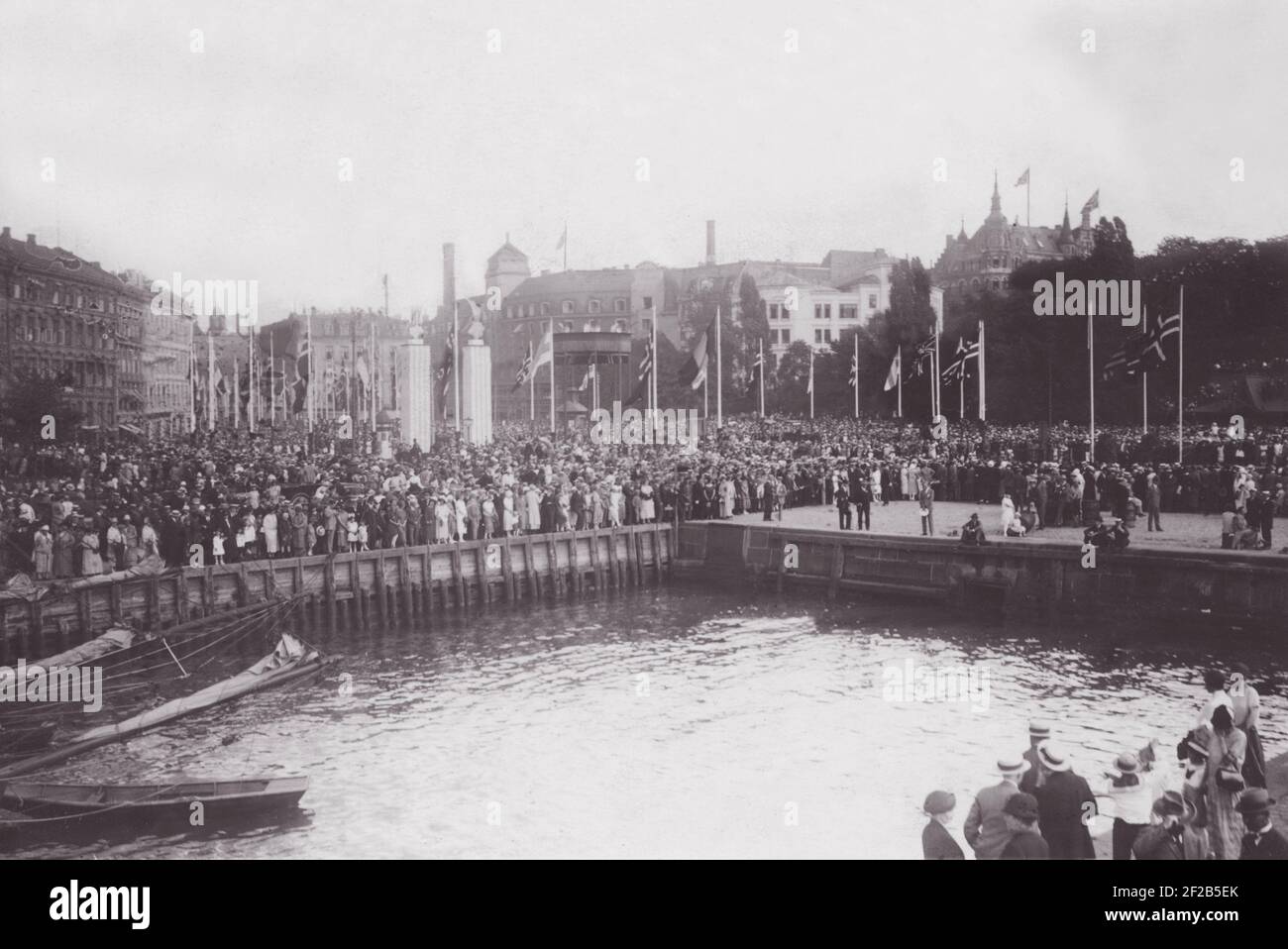 Roald Amundsen. Norwegian polar explorer. 1872-1928. He tried to reach the north pole with an airplane 1925, and here are people waiting in Oslo Norway for him to return home in july 1925. Stock Photo