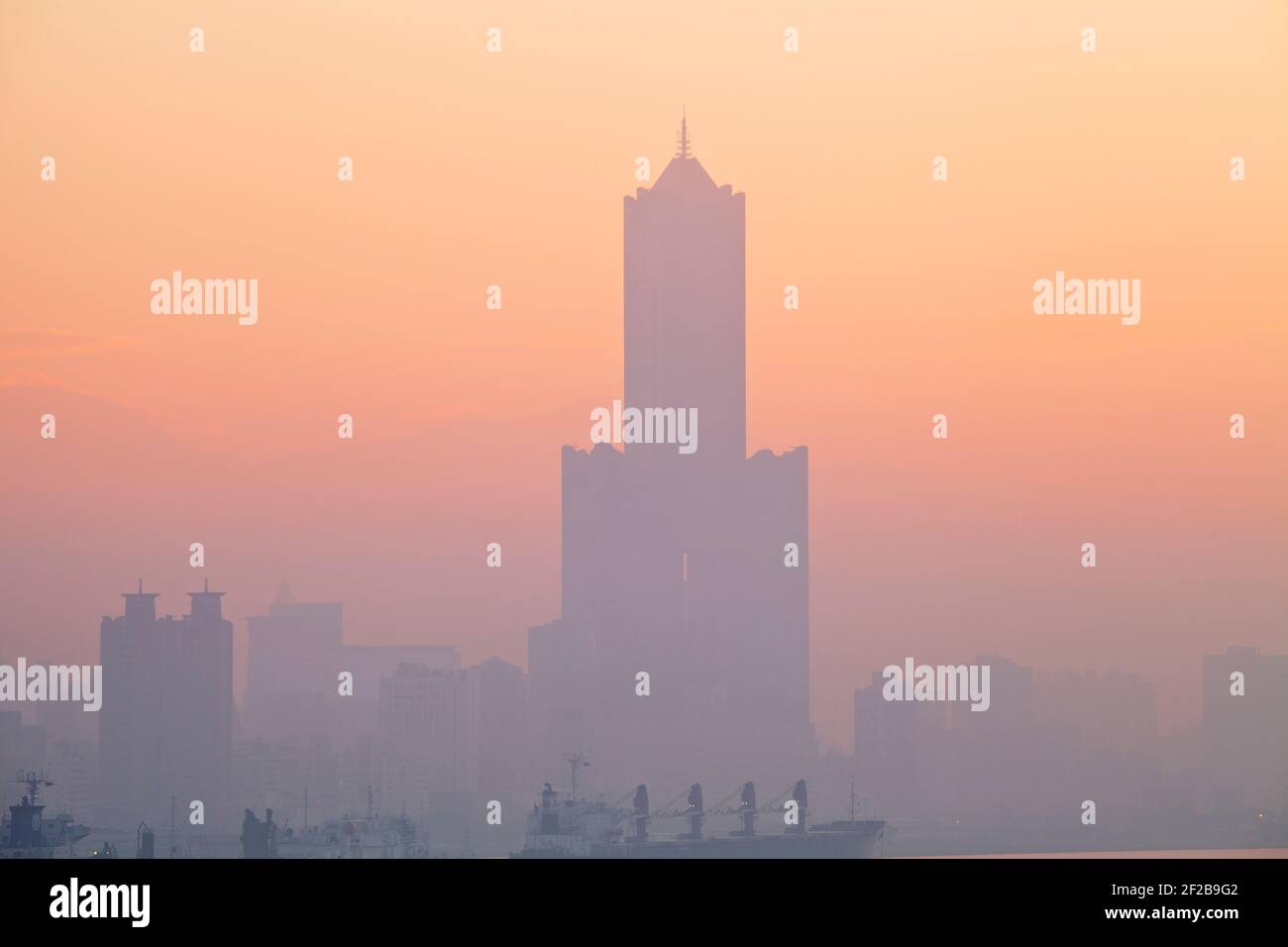 Taiwan, Kaohsiung, View of Kaoshiung 85 Sky Tower - Tunex Sky Tower Stock Photo