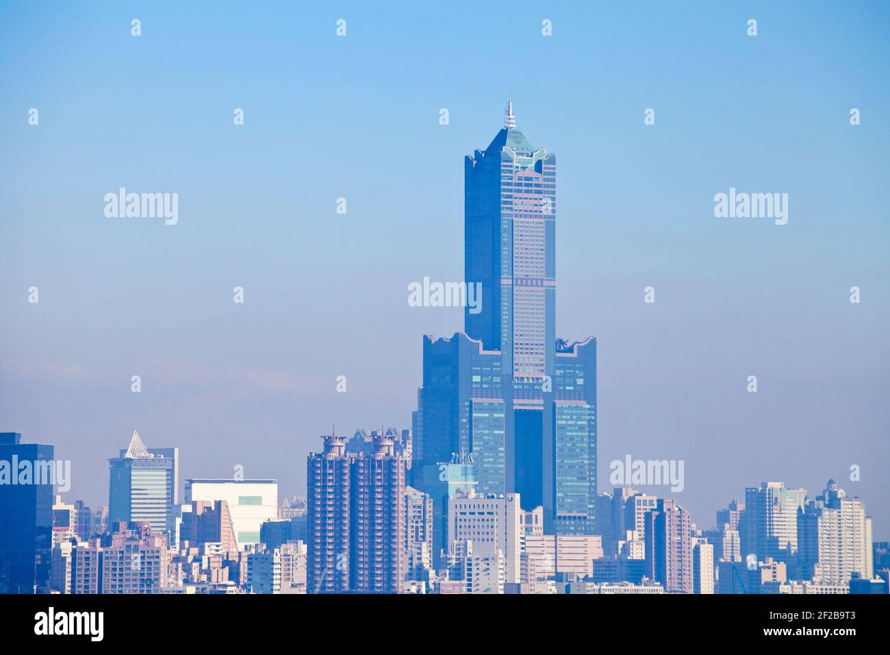 Taiwan, Kaohsiung, View of city and Kaoshiung 85 Sky Tower - Tunex Sky Tower Stock Photo