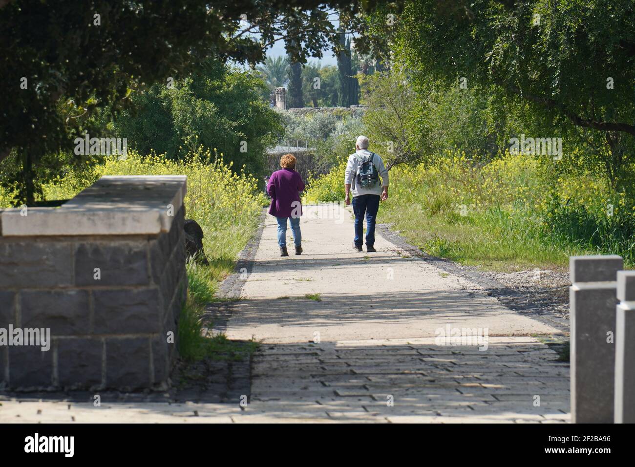 Two people walking back view hi-res stock photography and images - Alamy