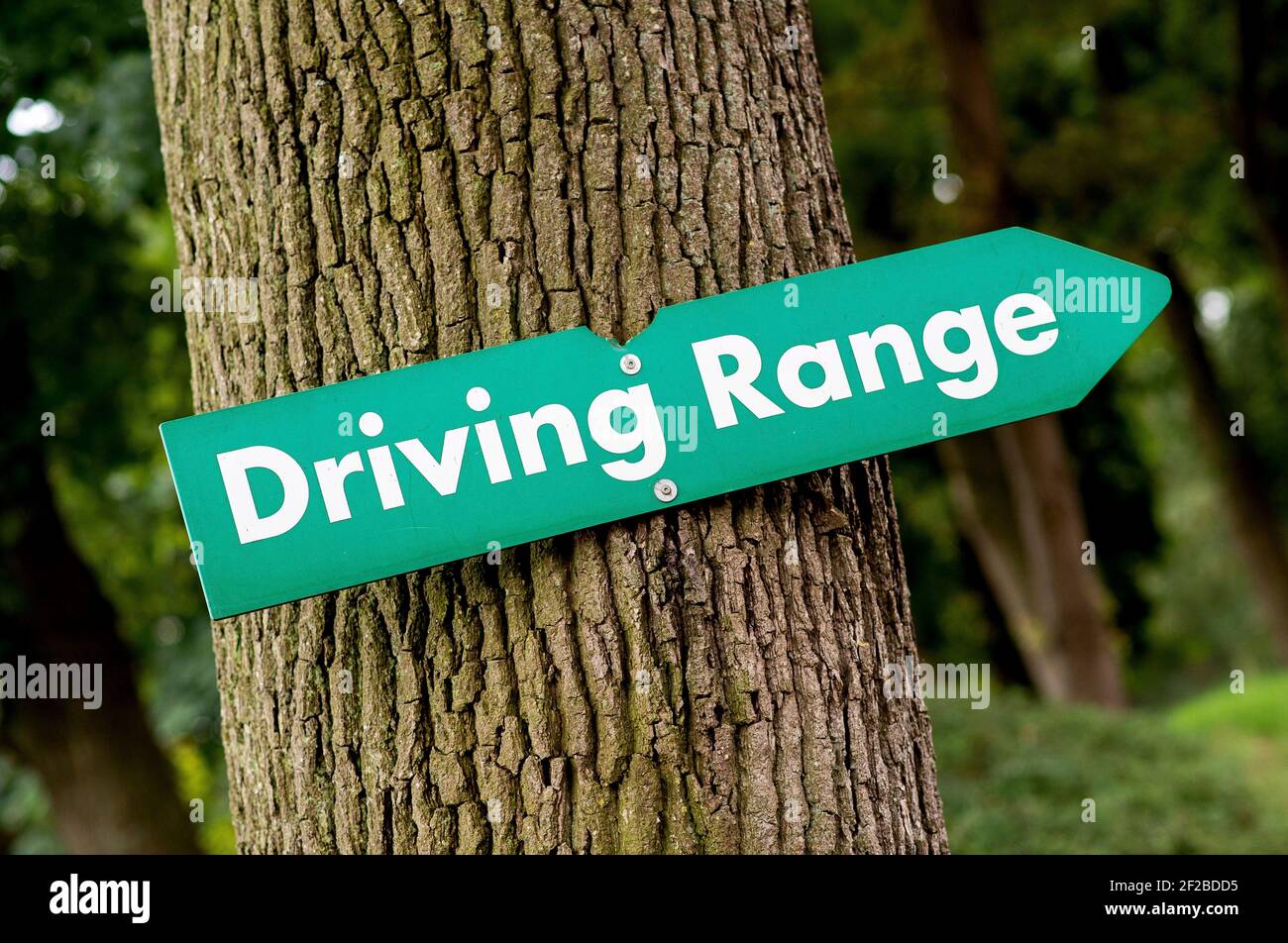 Hatten, Deutschland. 09th Aug, 2020. A sign with the inscription Greenfee on a golf course in Hatten (Germany), 09 August 2020. Credit: dpa/Alamy Live News Stock Photo