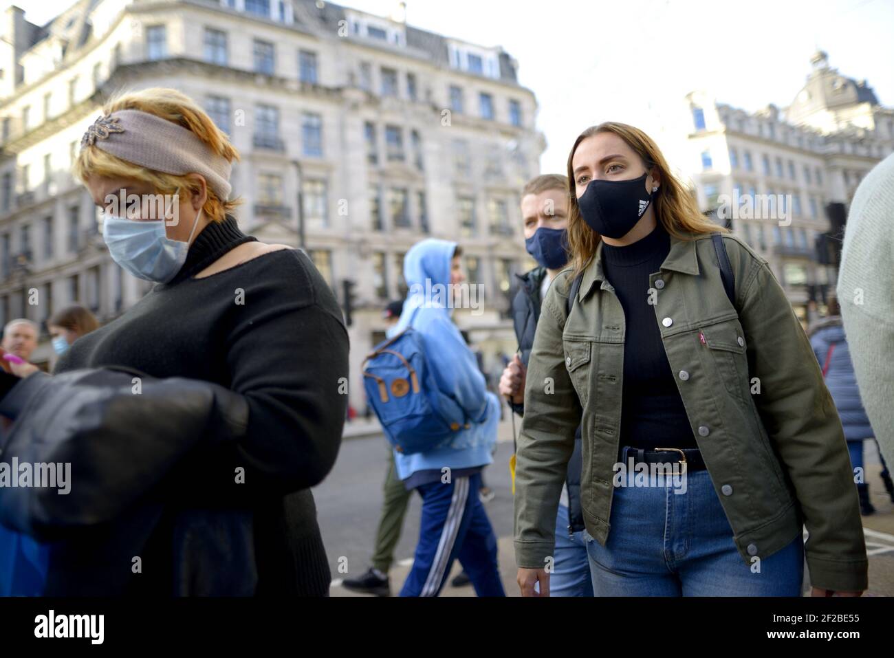Wearing mask covid19 hires stock photography and images Alamy