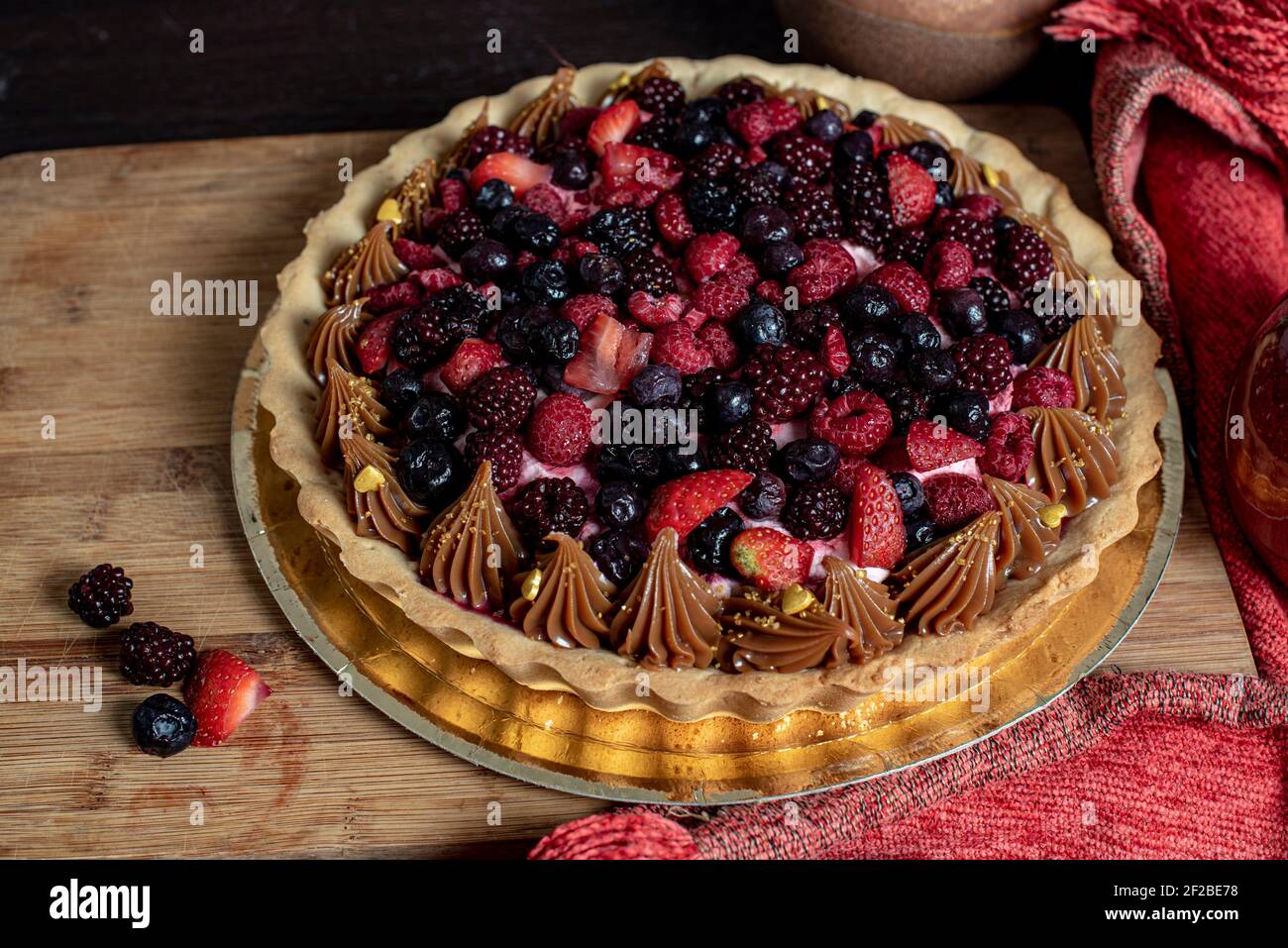 tarta de frutos rojos con dulces  leche, arándanos fresas cerezas Stock Photo