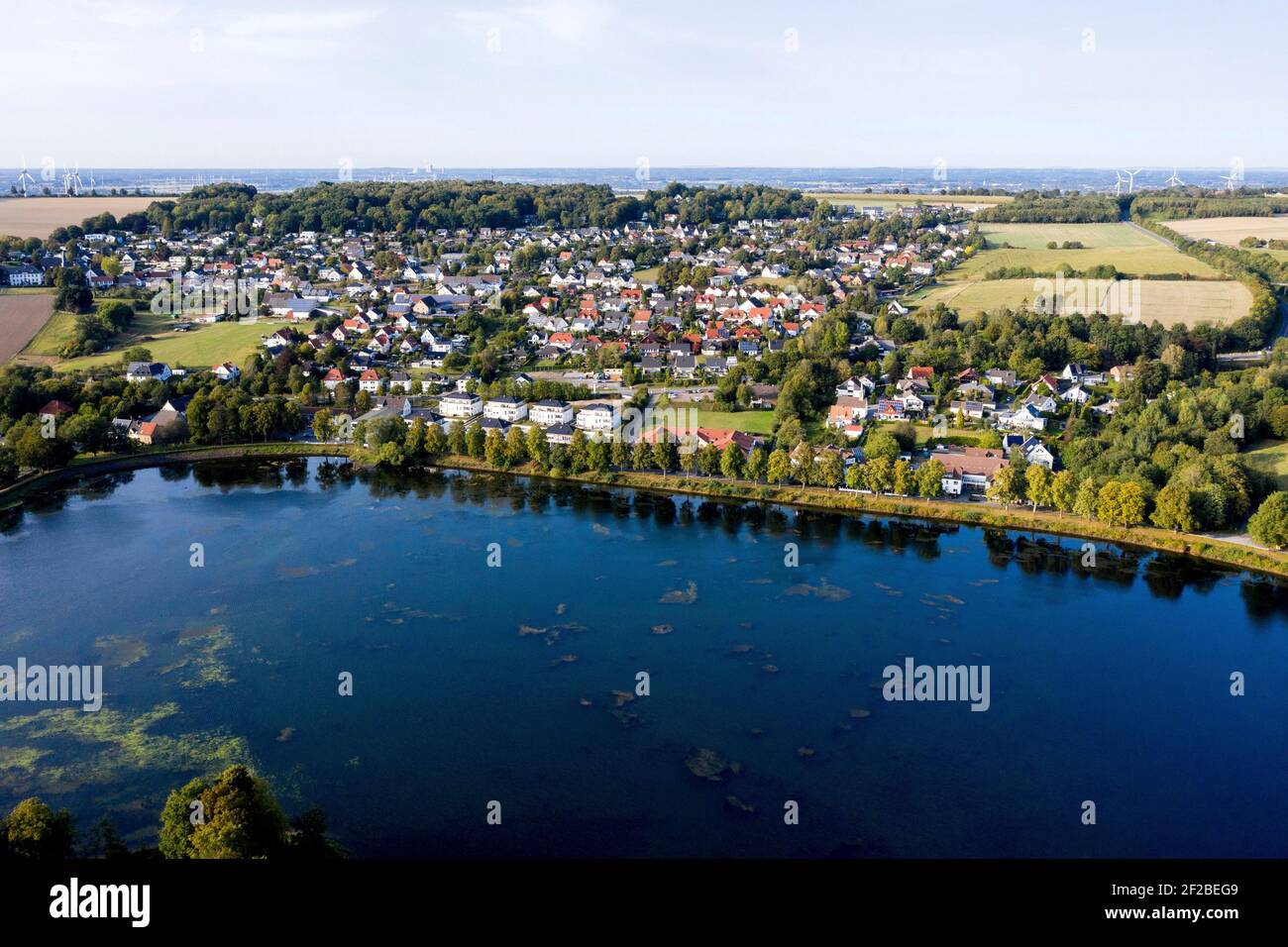 Moehnesee, Deutschland. 17th Sep, 2020. The small village of Guenne next to the lake 'Moehnesee' near Arnsberg (Germany), 17 September 2020. Credit: dpa/Alamy Live News Stock Photo