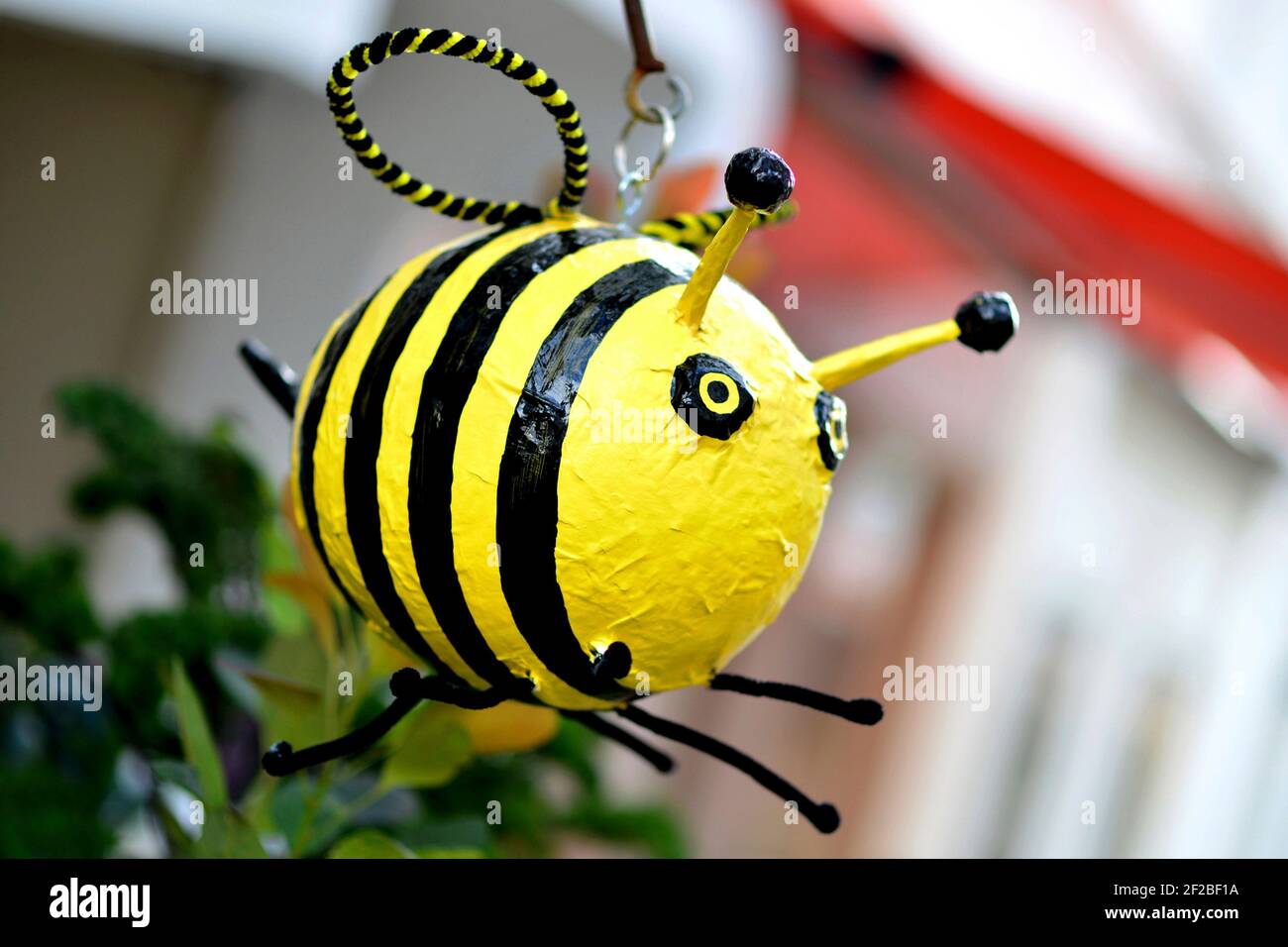Oldenburg, Deutschland. 03rd Aug, 2019. The figure of a bee in a city garden in the citycenter of Oldenburg (Germany), 03 August 2019. Credit: dpa/Alamy Live News Stock Photo