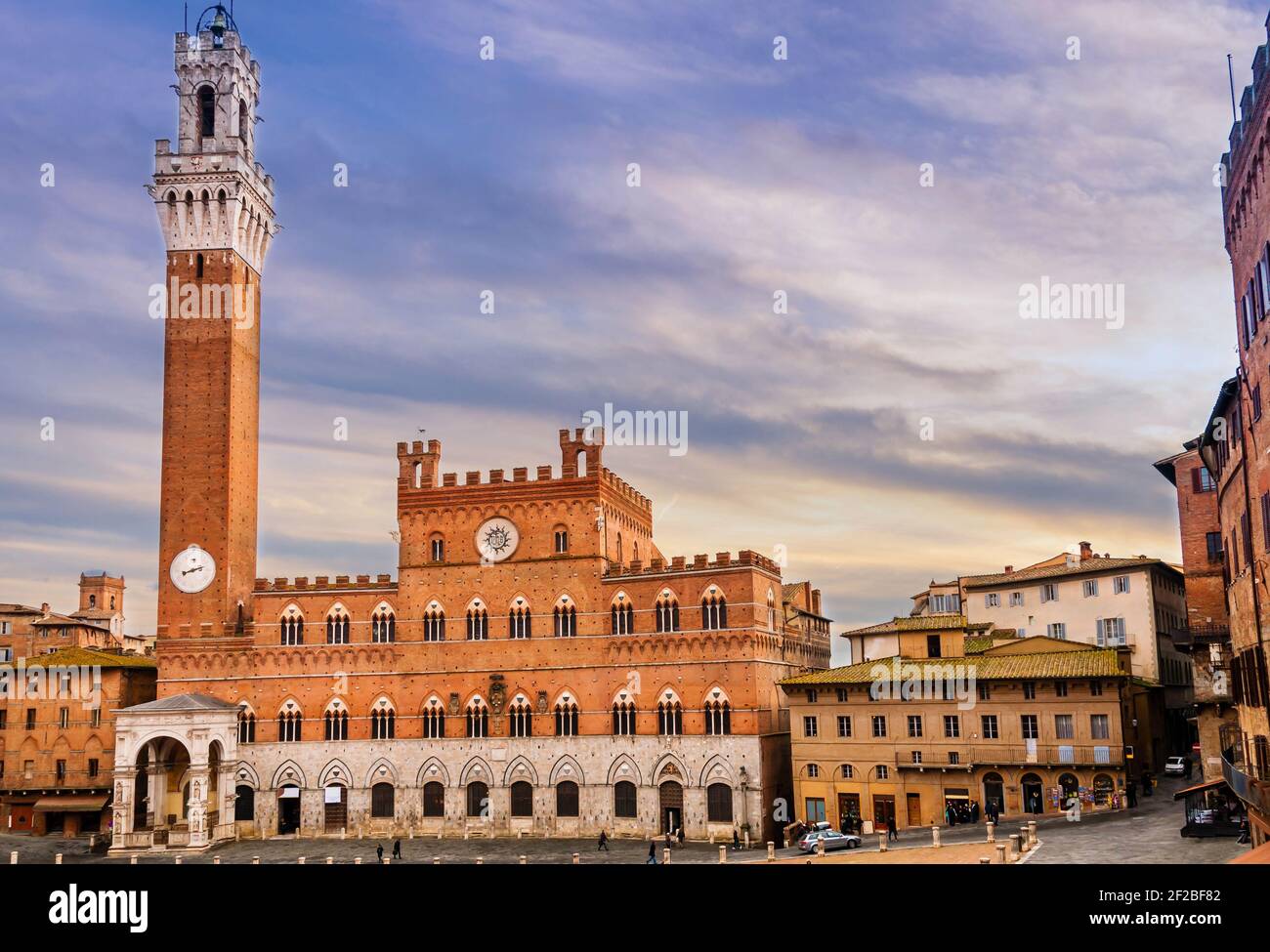 Palazzo Pubblico and Torre del Mangia piazza del campo in Siena in Tuscany,  Italy Stock Photo - Alamy