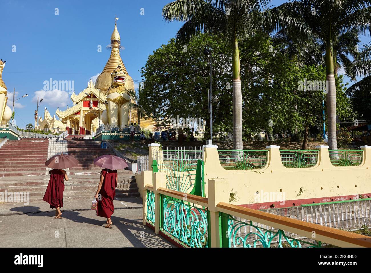 Maha Vijaya Pagoda, Yangon, Myanmar.  Built in 1980 to enshrine relics donated by the King of Nepal Stock Photo